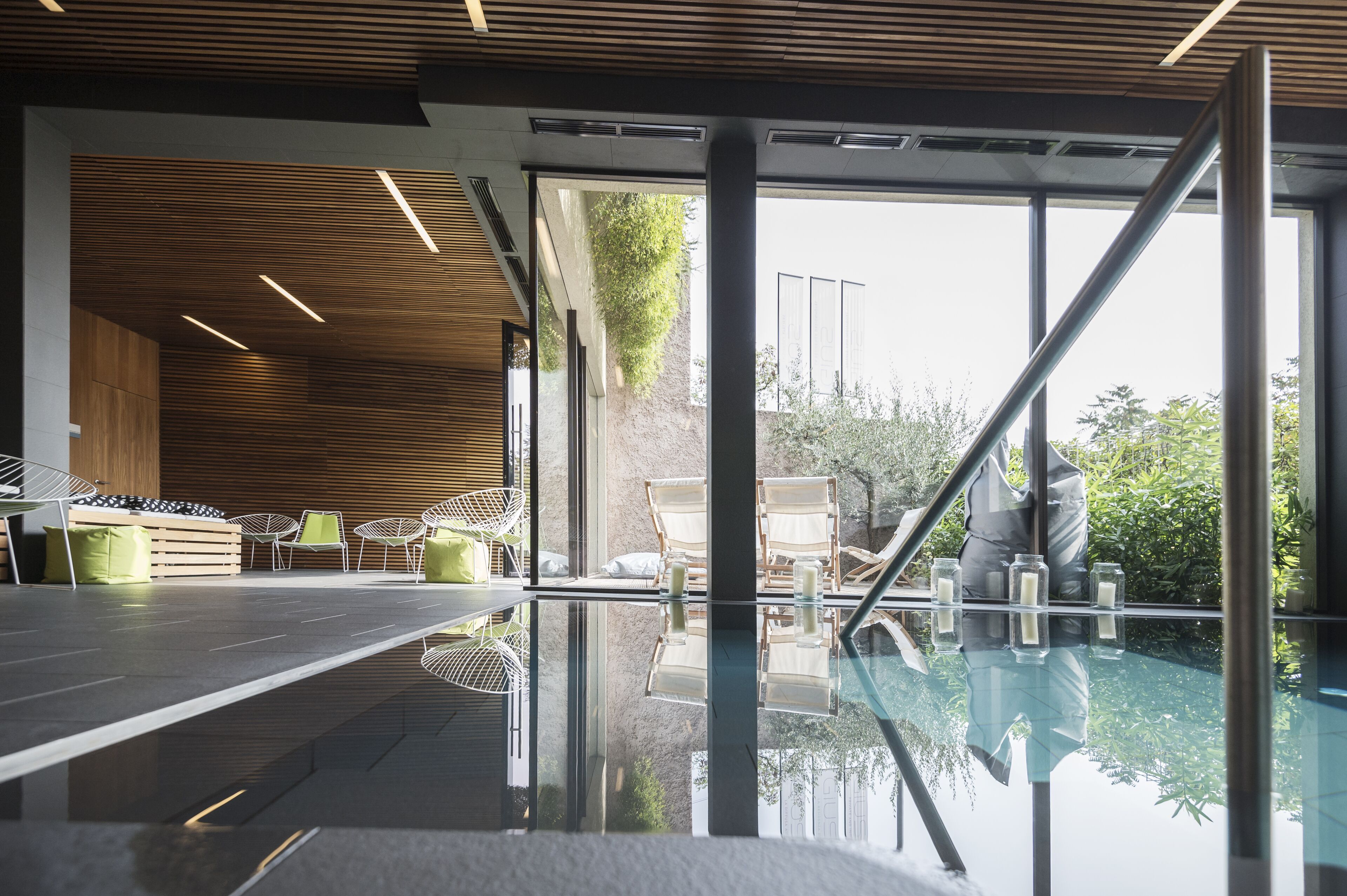 Indoor pool, sun loungers