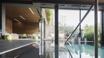 Indoor pool, sun loungers