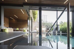 Indoor pool, sun loungers - Designhotel Gius La Residenza (Caldaro Sulla Strada del Vino)