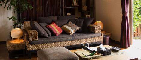 Vila Deluks | Area keluarga | TV layar datar dan pemutar DVD