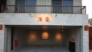 Entrada de un edificio con un letrero que dice "Seaside".