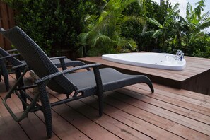 Deluxe Villa | Bathroom | Separate bathtub and shower, deep-soaking bathtub, free toiletries - Cottage Hakuraku (Onna)