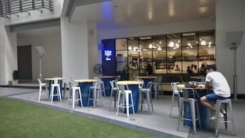 Bar (trong khuôn viên)