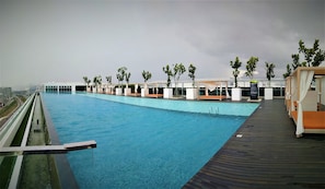 Outdoor pool - Sunset Sea View Vacation Condos & Infinity Pool (Kota Kinabalu)