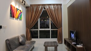 City Apartment, 2 Bedrooms, City View | Ruang tamu | TV LCD 