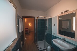 Shower, rainfall showerhead, hair dryer, bidet - Villa Alberta Hotel (Pula)