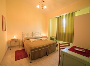 ห้องสแตนดาร์ดดับเบิลหรือทวิน | มินิบาร์, ตู้นิรภัยในห้องพัก, โต๊ะทำงาน, ผ้าปูที่นอน