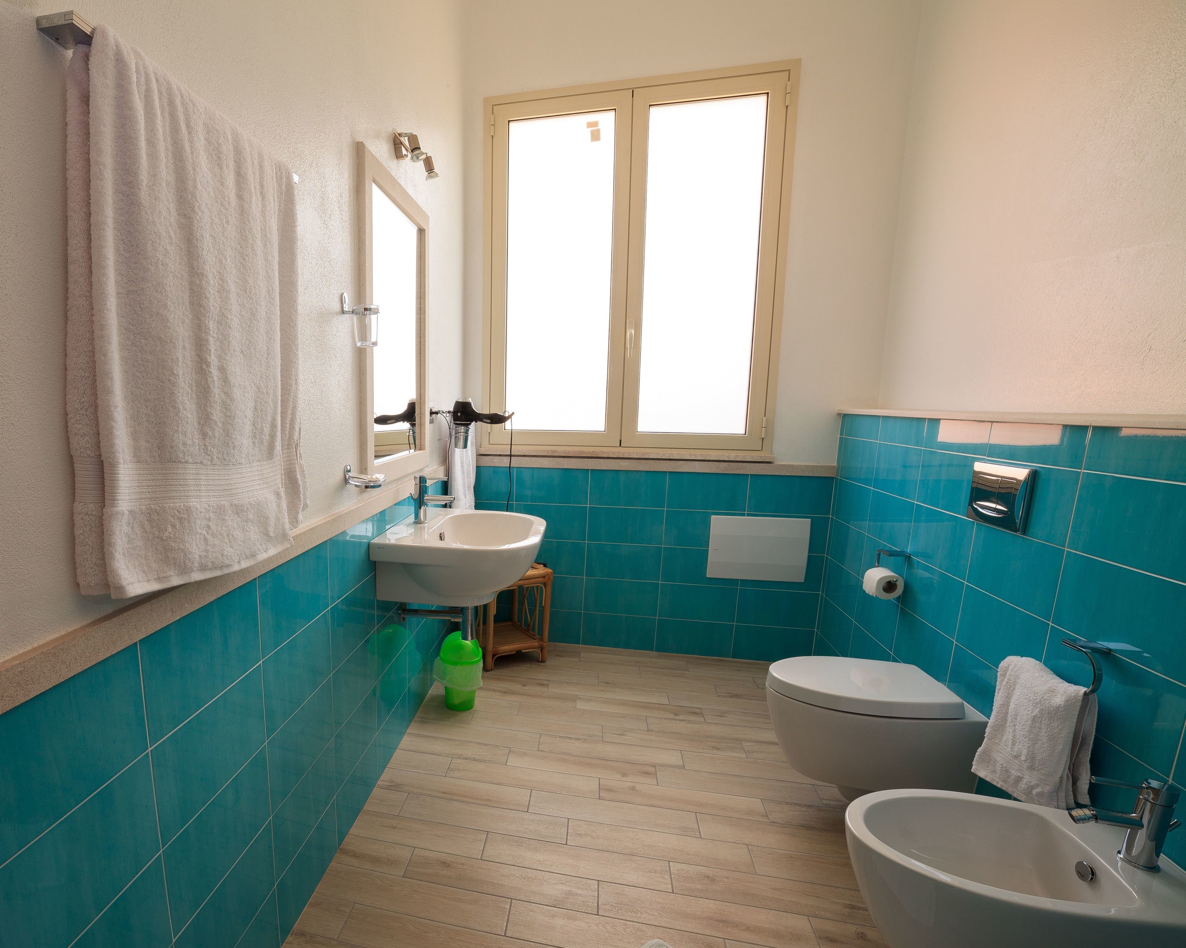 Un baño con lavamanos, inodoro y bañera.