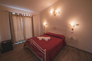 Minibar, in-room safe, desk, bed sheets - Villa Alberta Hotel (Pula)