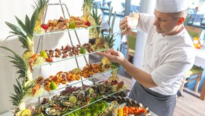 Un chef disponiendo mariscos en un expositor de varios niveles.