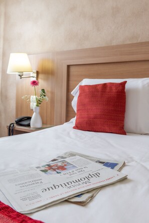 Desk, blackout drapes, soundproofing, iron/ironing board - Brit Hotel Castres (Castres)