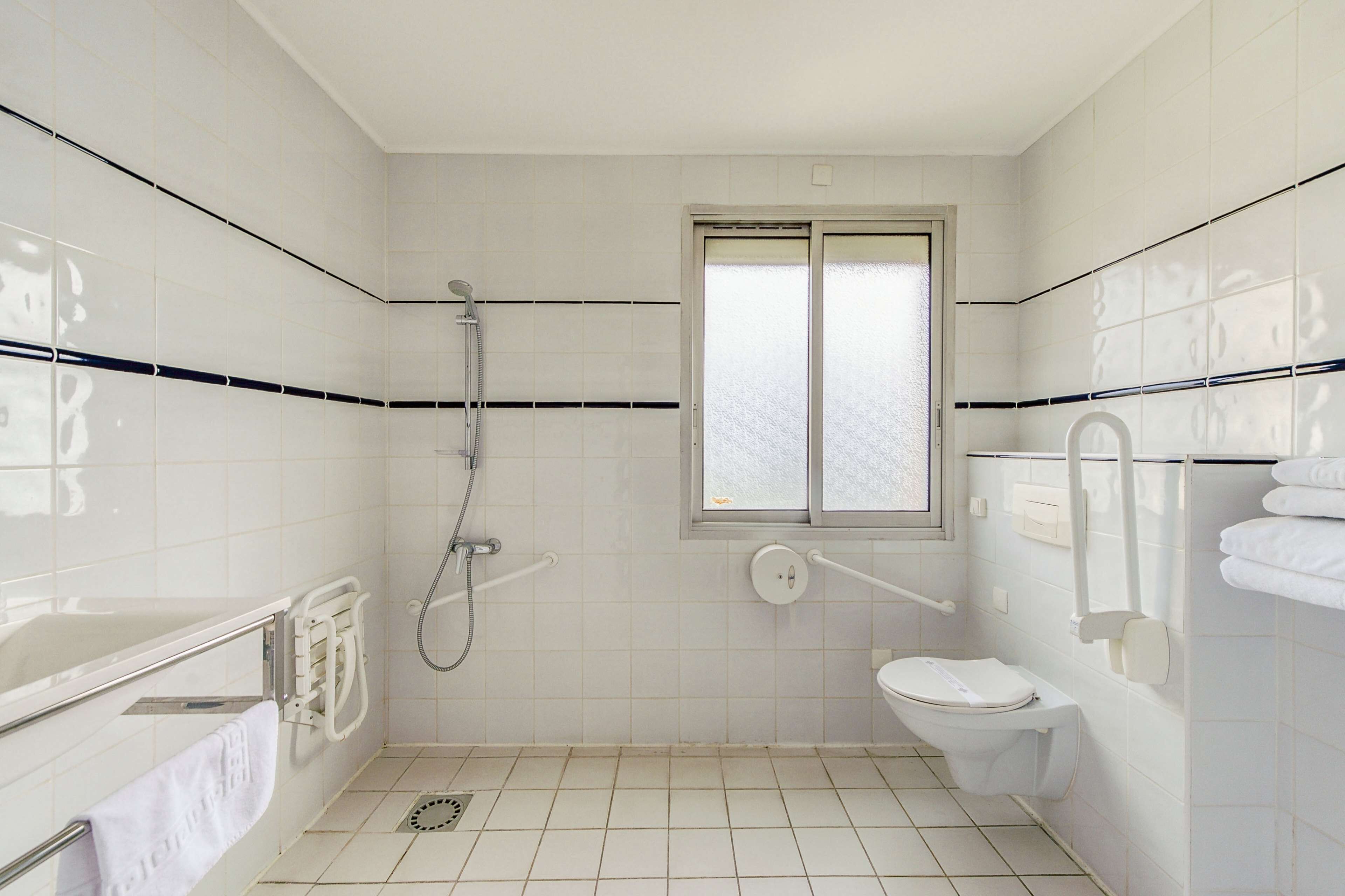 double room, accessible | bathroom | combined shower/bathtub, free toiletries, hair dryer, towels
