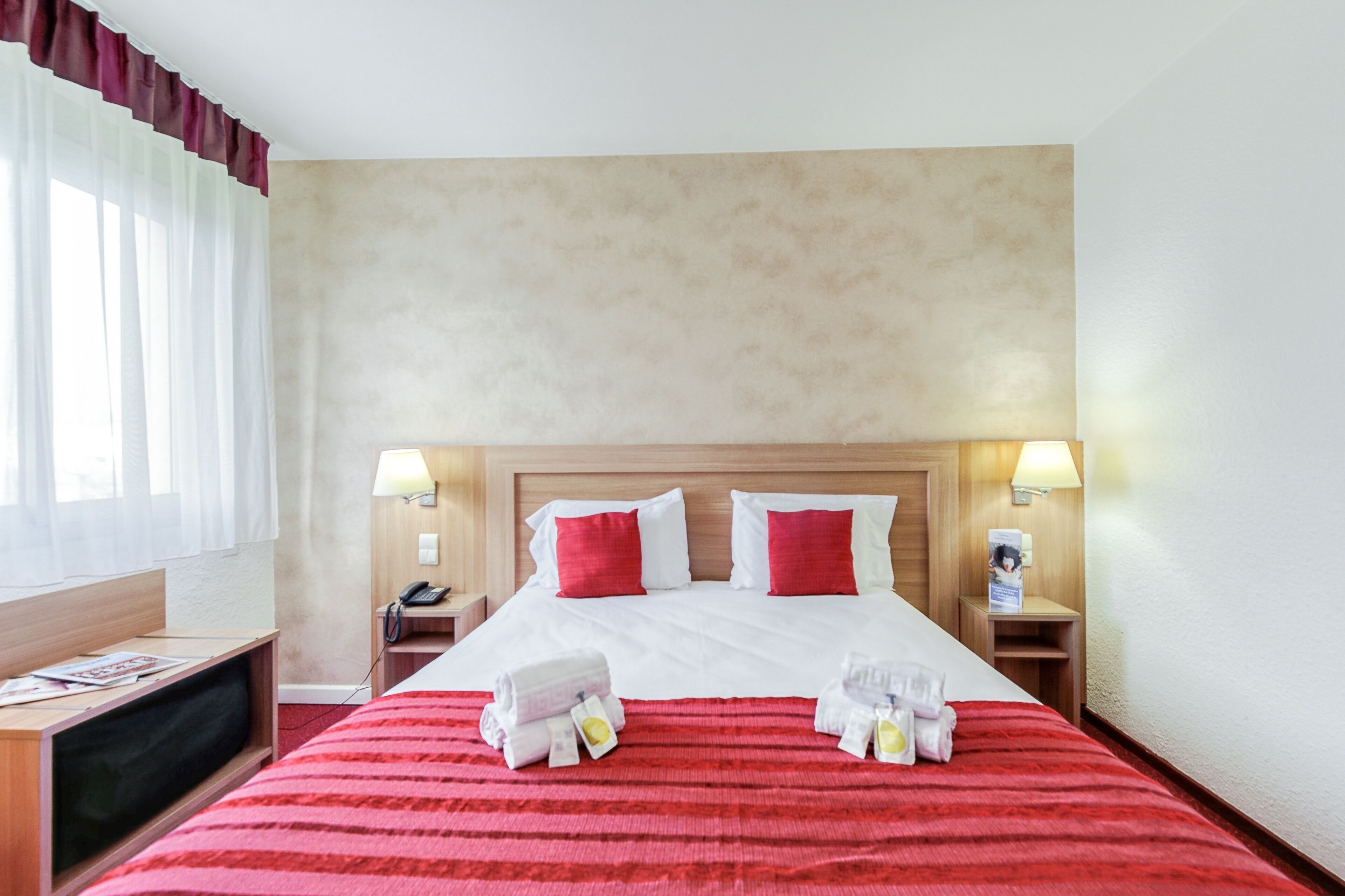 1 bedroom, desk, blackout curtains, soundproofing