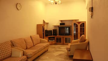 Nhà, 4 phòng ngủ | Khu phòng khách | TV màn hình phẳng