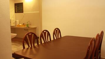 House, 4 Bedrooms | Makan dalam bilik