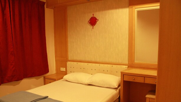 A hotel room with a bed, a desk, and a chair. - 32 First Island (George Town)