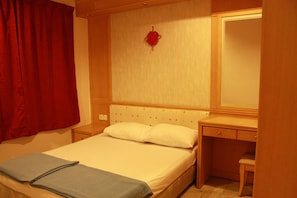 A hotel room with a bed, a desk, and a chair. - 32 First Island (George Town)