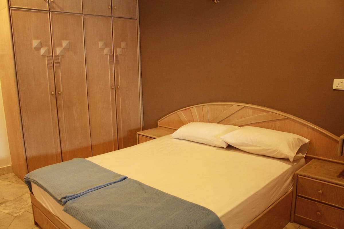 4 bedrooms, rollaway beds
