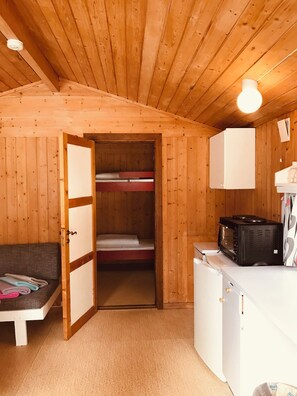 Comfort Cabin, 1 Bedroom (2 Bunk Beds) | Private kitchen