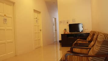 House, 6 Bedrooms | Ruang tamu | TV skrin rata