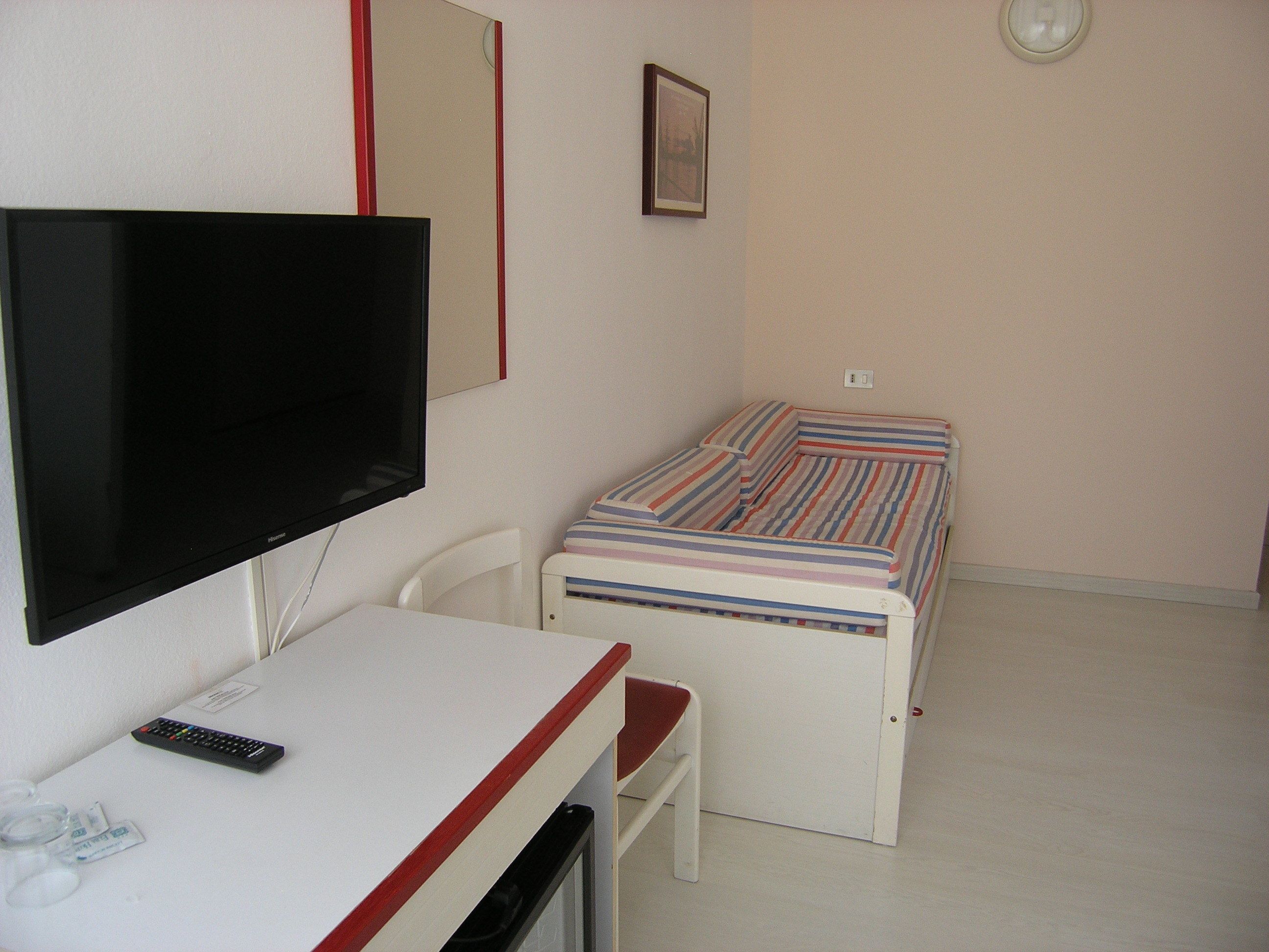 Triple Room | Minibar, individually decorated, individually furnished, desk