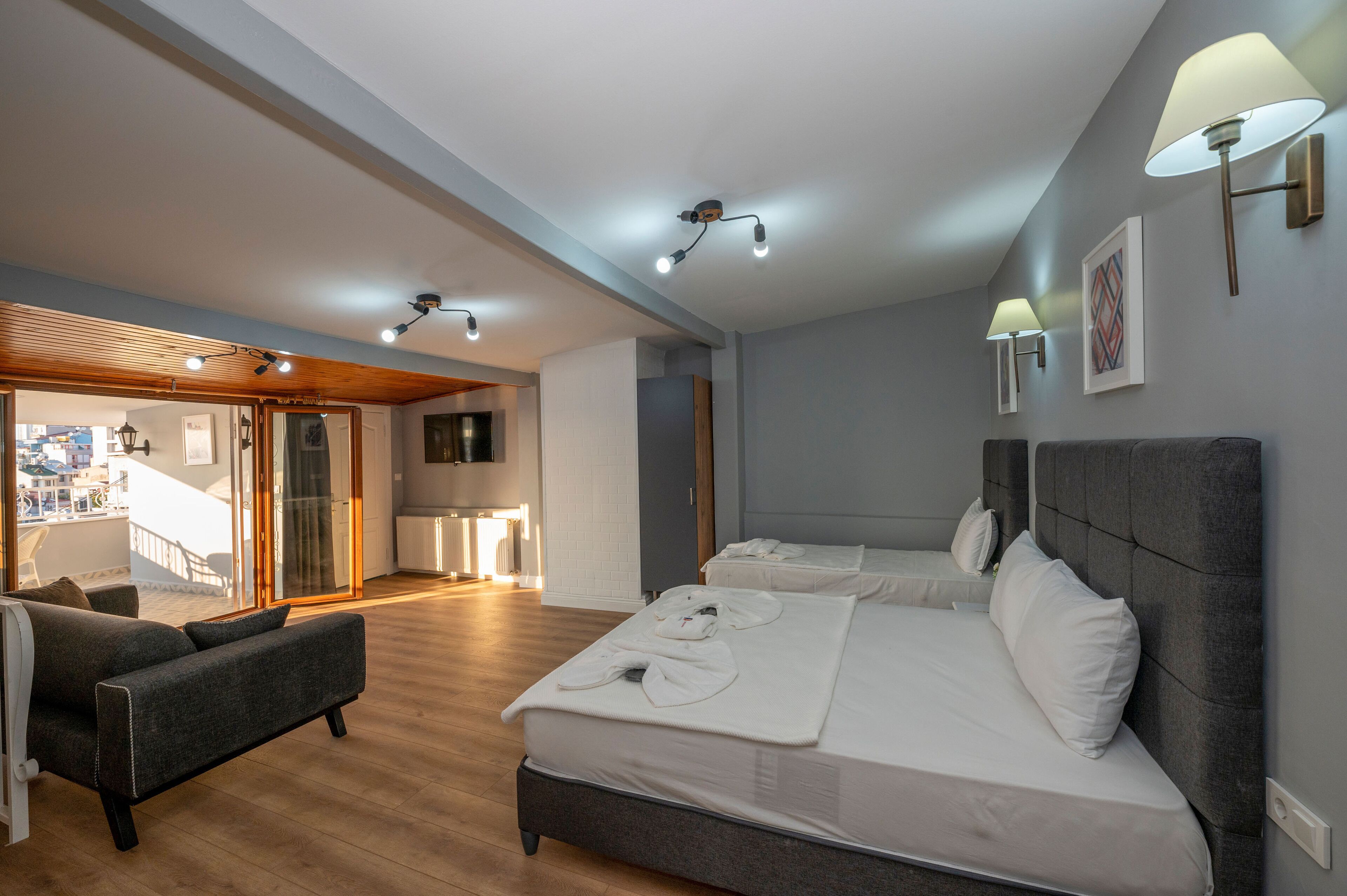 L) Superior, Sehir Manzarali Suite Oda | Caja fuerte, decoración individual, mobiliario individual y escritorio