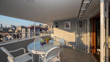 L) Superior, Sehir Manzarali Suite Oda | Terraza o patio