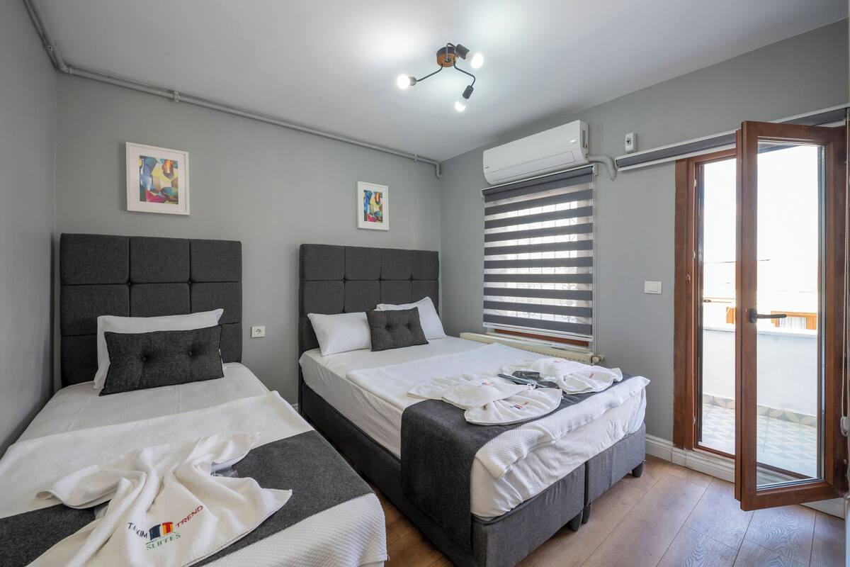 T) Two Bedroom Apartment with Balcony | 客房內保險箱、書桌、筆電工作空間、隔音