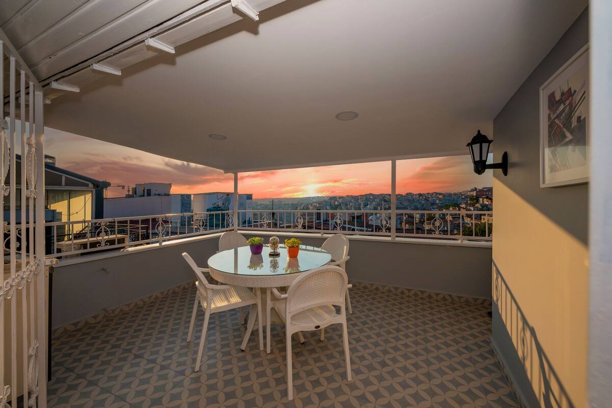 L) Superior, Sehir Manzarali Suite Oda | 露台/庭院