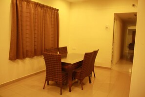 Huis (7 Bedrooms) | Dineren in de kamer