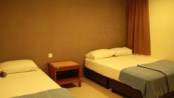 House (7 Bedrooms) | 7 bedrooms, rollaway beds