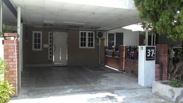 Bãi đậu xe tự phục vụ miễn phí