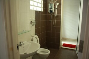 A bathroom with a sink, toilet, and shower. - 67 First Island (George Town)