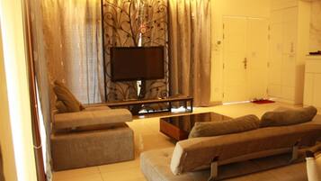 Casa, 6 habitaciones | Sala de estar | Una televisión de pantalla plana