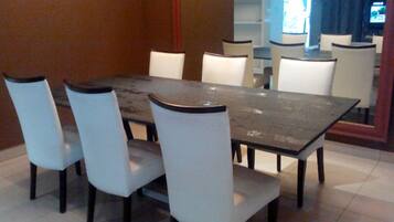 Casa, 6 habitaciones | Servicio de comidas en la habitación