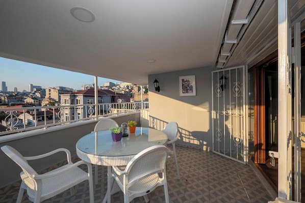 L) Suite with City View | 4 bedrooms, Egyptian cotton sheets, premium bedding, in-room safe