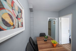T) Two Bedroom Apartment with Balcony | Aire de séjour | Téléviseur à DEL de 127 cm avec télévision par satellite