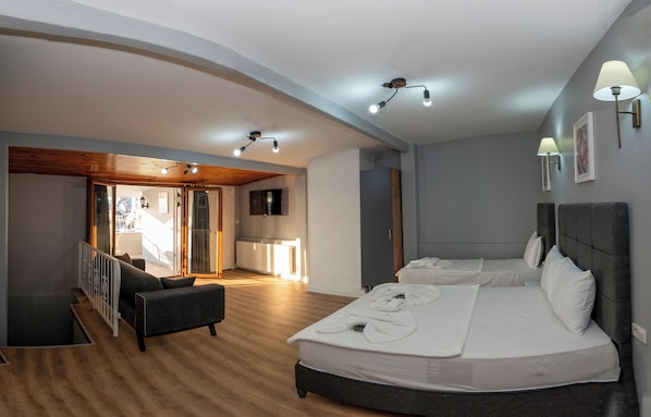 L) Suite with City View | Draps en coton égyptien, literie de qualité, coffre-fort, bureau