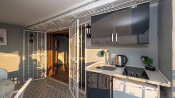 L) Suite with City View | 私人廚房 | 雪櫃、微波爐、爐具、電熱水壺