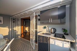 L) Suite with City View | Private kitchen | Fridge, microwave, stovetop, electric kettle