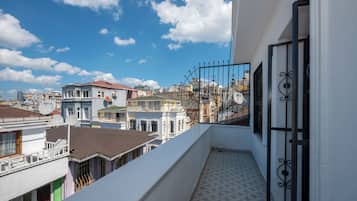 T) Two Bedroom Apartment with Balcony | Terrasse/Patio