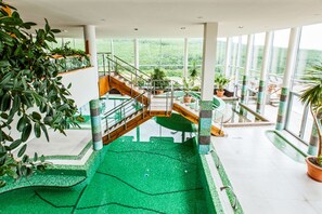 2 indoor pools, 2 outdoor pools