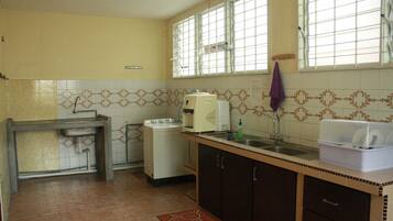 House, 4 Bedrooms | Dapur peribadi | Peti sejuk/penyejuk beku saiz penuh, ketuhar gelombang mikro