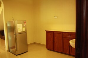 House, 4 Bedrooms | Private kitchen | Full-size fridge, microwave - 02 First Island (George Town)