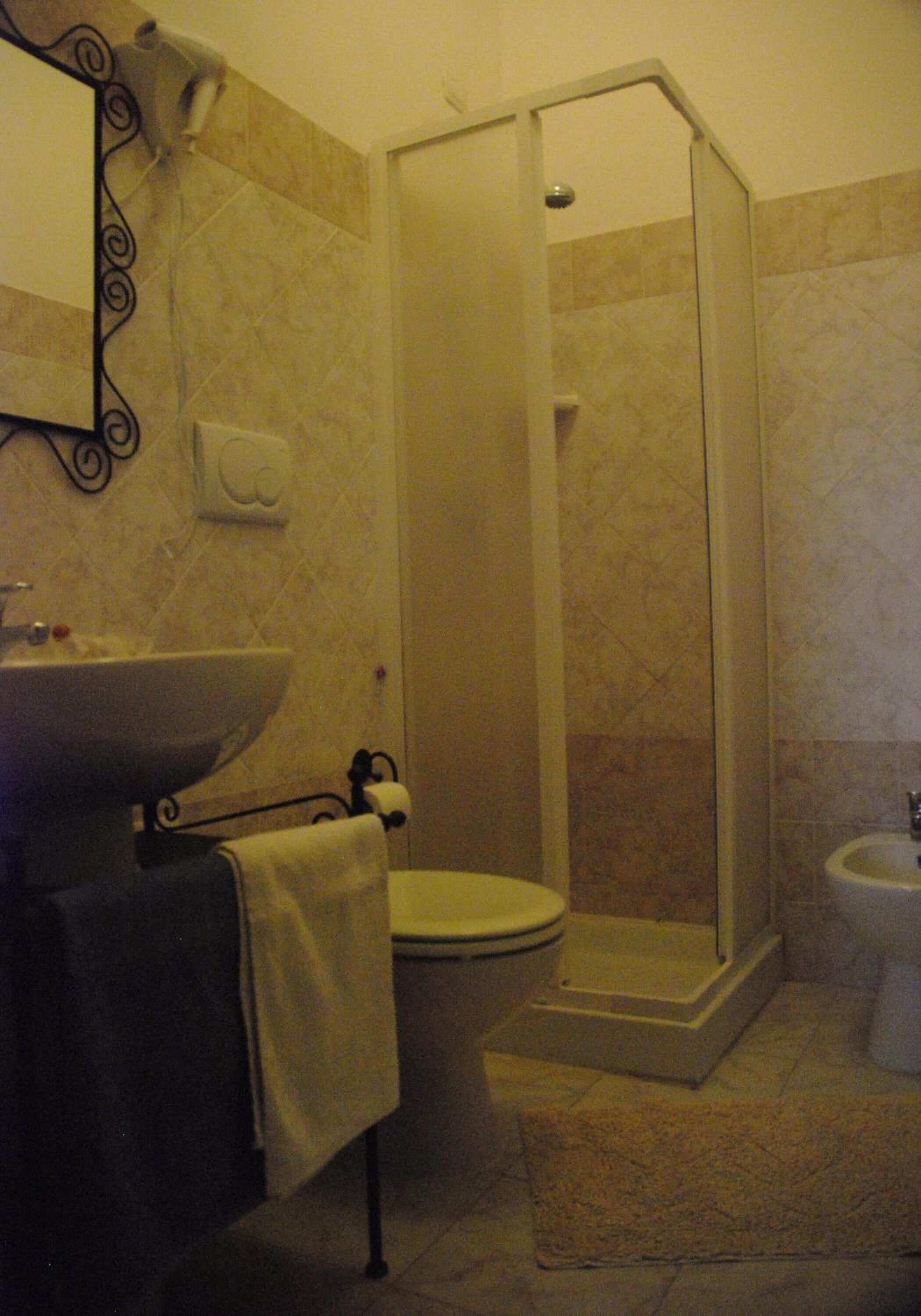 Doccia, asciugacapelli, bidet, asciugamani
