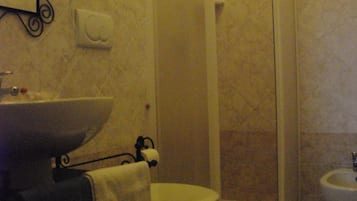 Doccia, asciugacapelli, bidet, asciugamani
