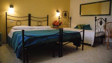 Deluxe Triple Room | Free cribs/infant beds, free WiFi, bed sheets