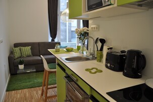 Deluxe studio | Privékitchenette | Een koelkast, een magnetron, een oven, een kookplaat