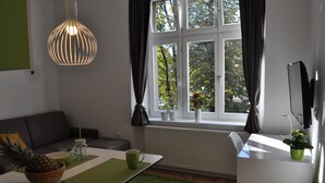 Studio – deluxe | Oppholdsområde | Flatskjerm-TV