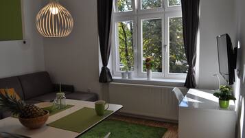 Deluxe studio | Woonruimte | Een flatscreentelevisie